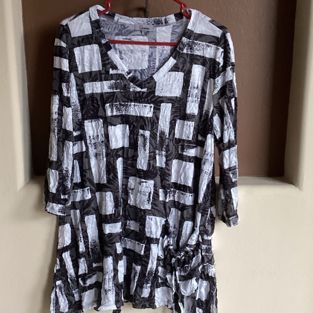 Simply Couture Black and White Tunic Top